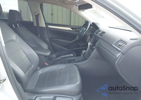 2014 Volkswagen Passat 1.8T Wolfsburg Edition z USA, uszkodzony, nr VIN 1VWAT7A33EC121251